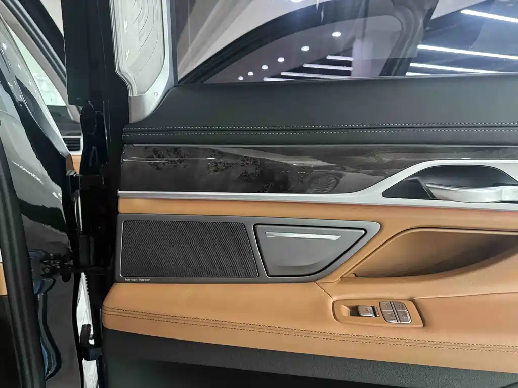 BMW 7 Series 2017 — фото 12
