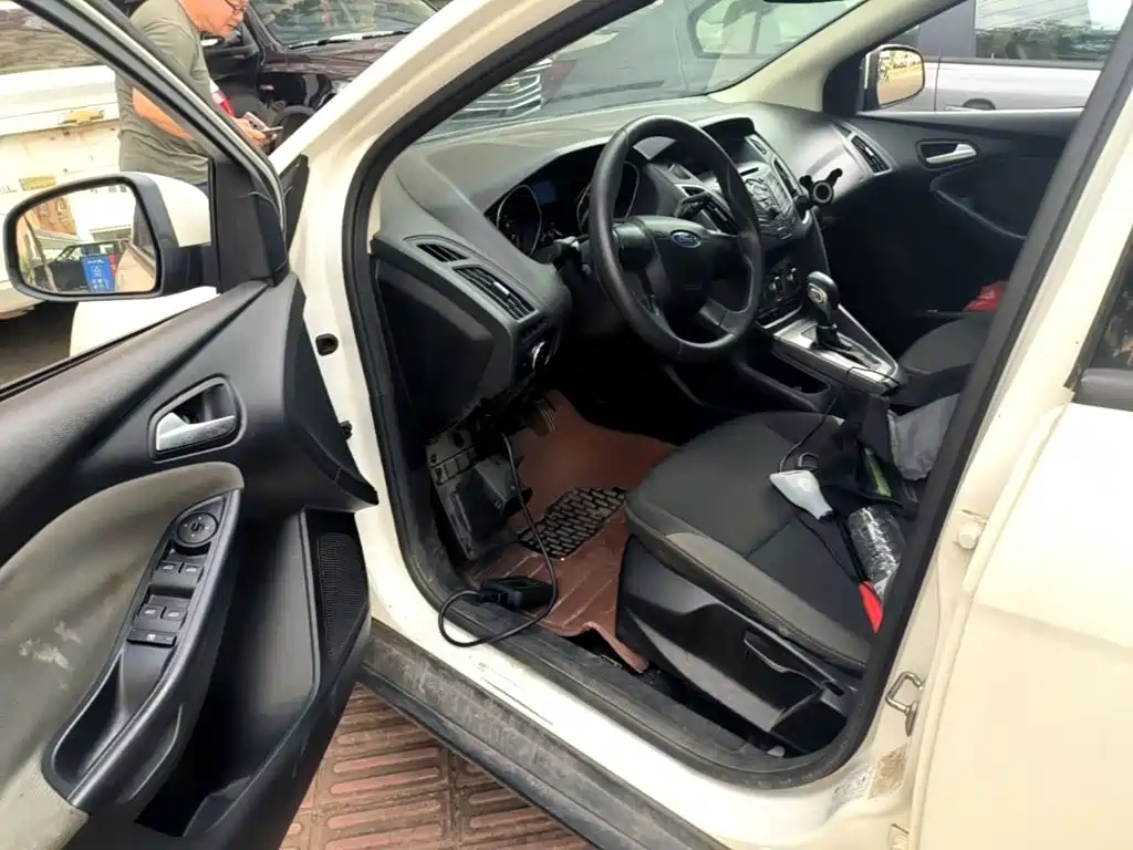 Ford Focus 2015 — фото 16