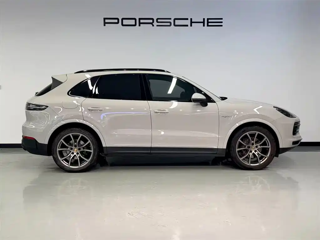 Porsche Cayenne Hybrid 2022 — фото 18