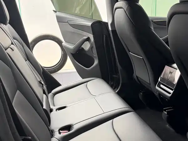 Tesla Model Y 2025