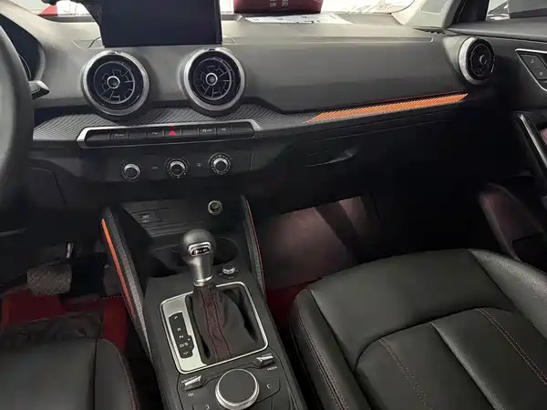 Audi Q2L 2024