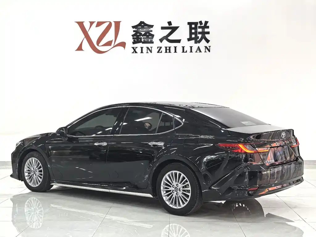 Toyota Camry 2024 — фото 4