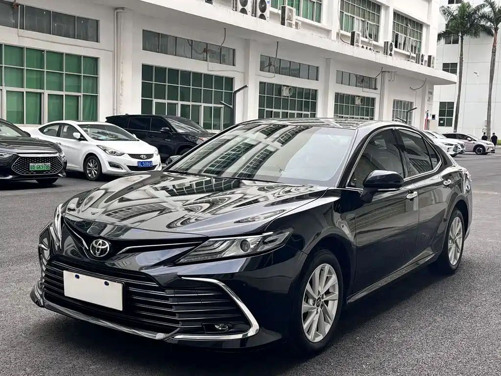 Toyota Camry 2023 — фото 1