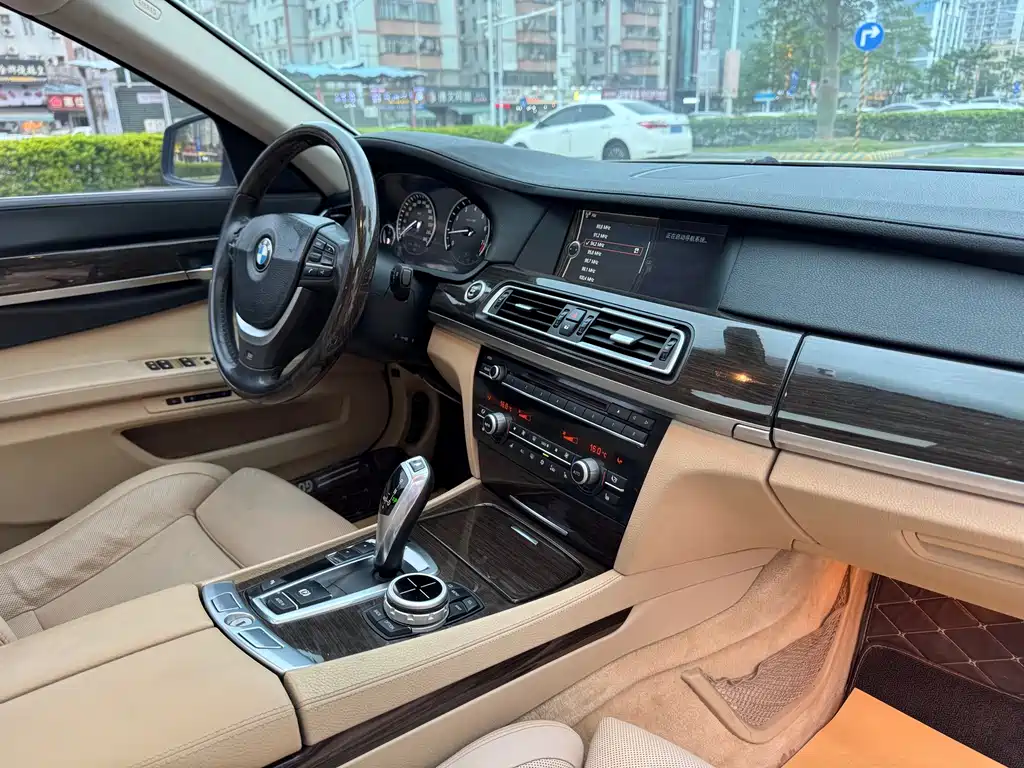 BMW 7 Series 2012 — фото 13