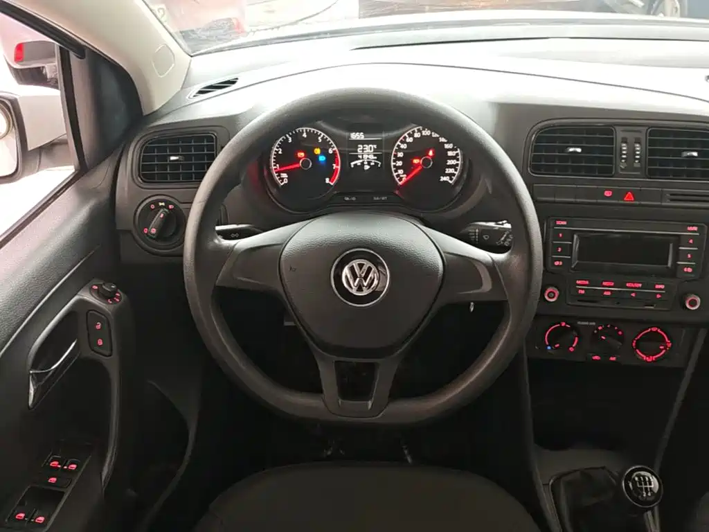 Volkswagen Polo 2017 — фото 11