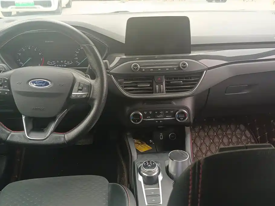 Ford Focus 2019 — фото 12