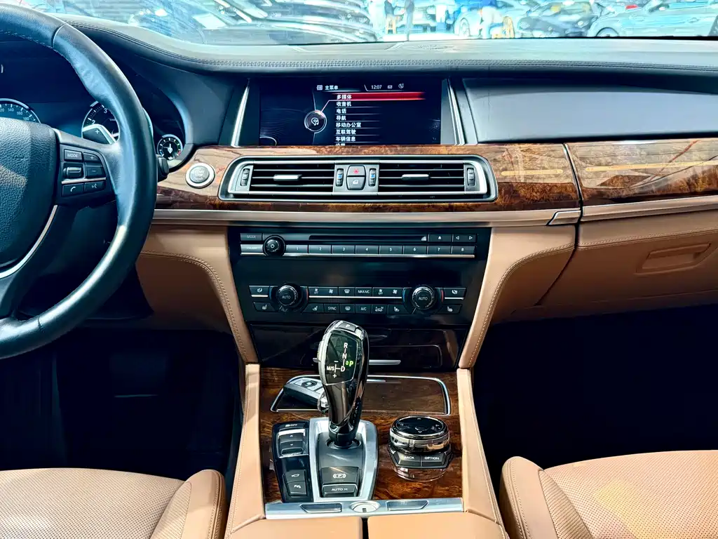 BMW 7 Series 2014 — фото 21