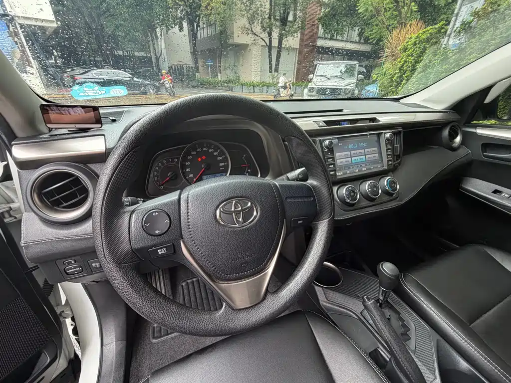 Toyota RAV4 2014 — фото 10