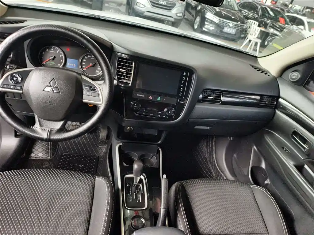 Mitsubishi Outlander 2022 — фото 19
