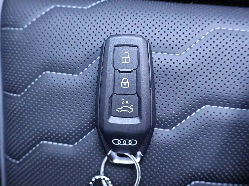 Audi Q6L e-tron 2025 — фото 28