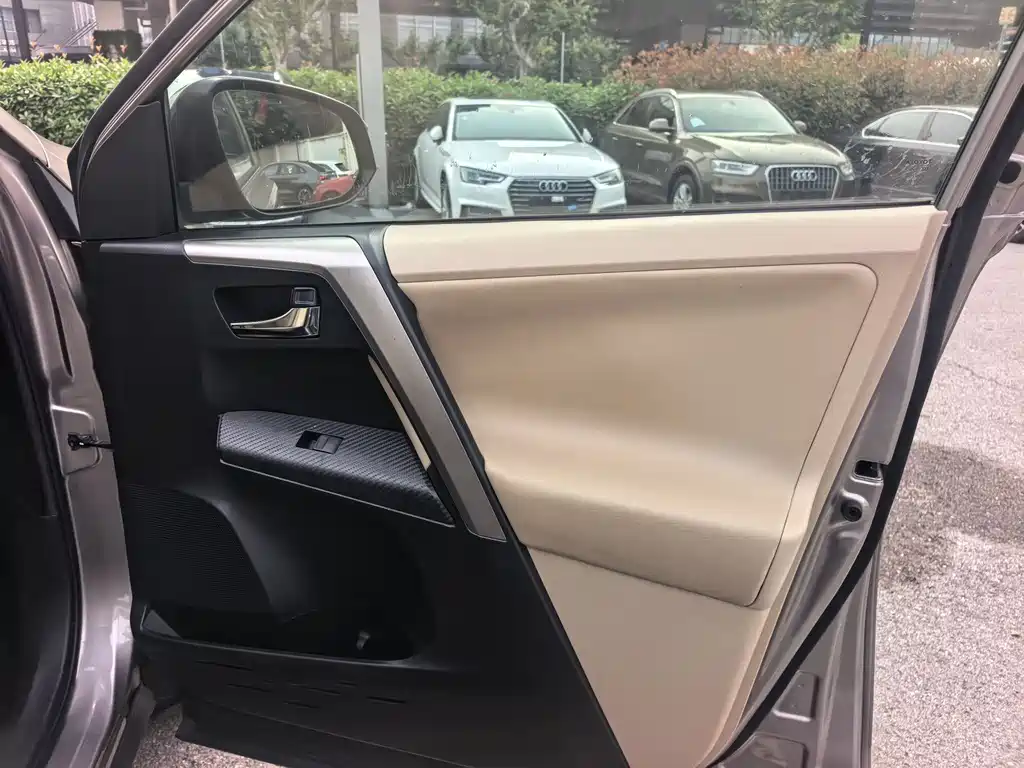 Toyota RAV4 2015 — фото 11