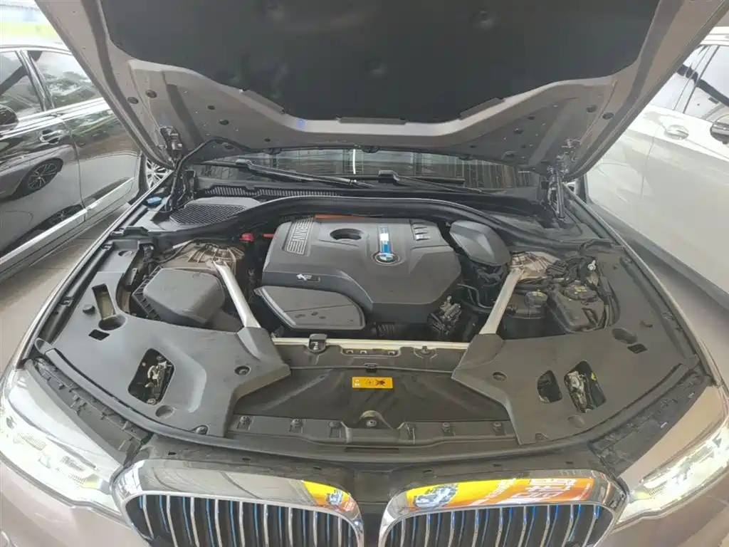 BMW 5 Series New Energy 2018 — фото 20