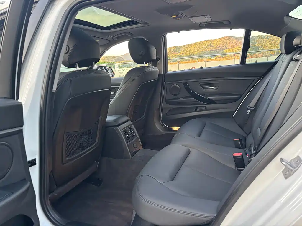 BMW 3 Series 2019 — фото 14