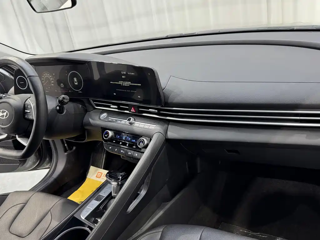 Hyundai Elantra 2023 — фото 17