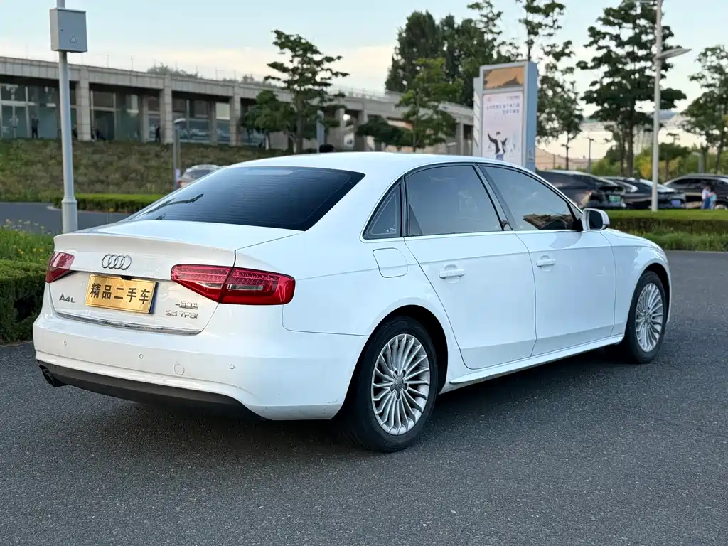 Audi A4L 2015