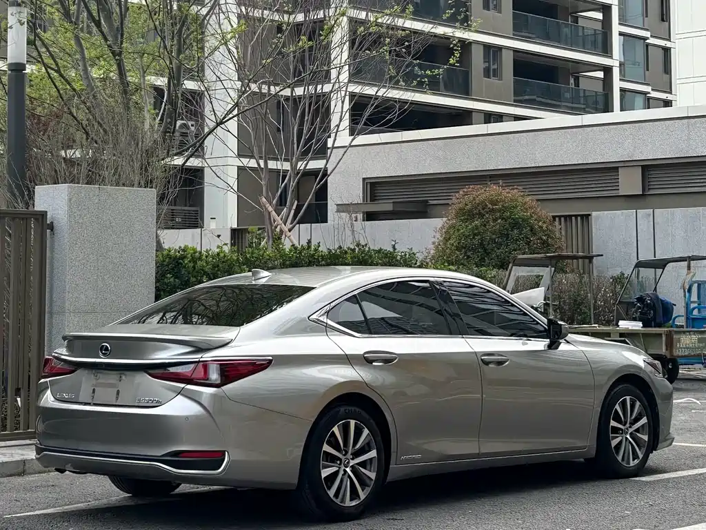Lexus ES 2019 — фото 8