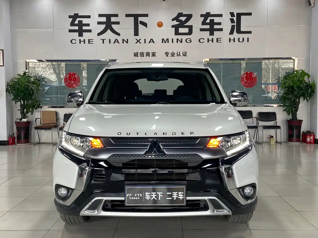 Mitsubishi Outlander 2020 — фото 2