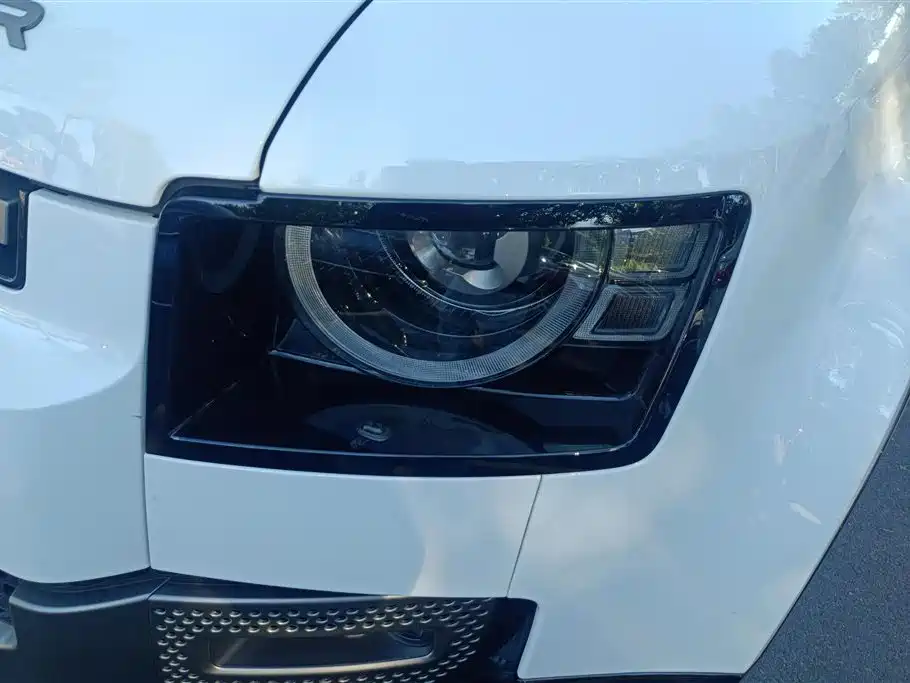 Land Rover Defender 2024