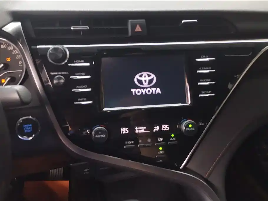 Toyota Camry 2021 — фото 12