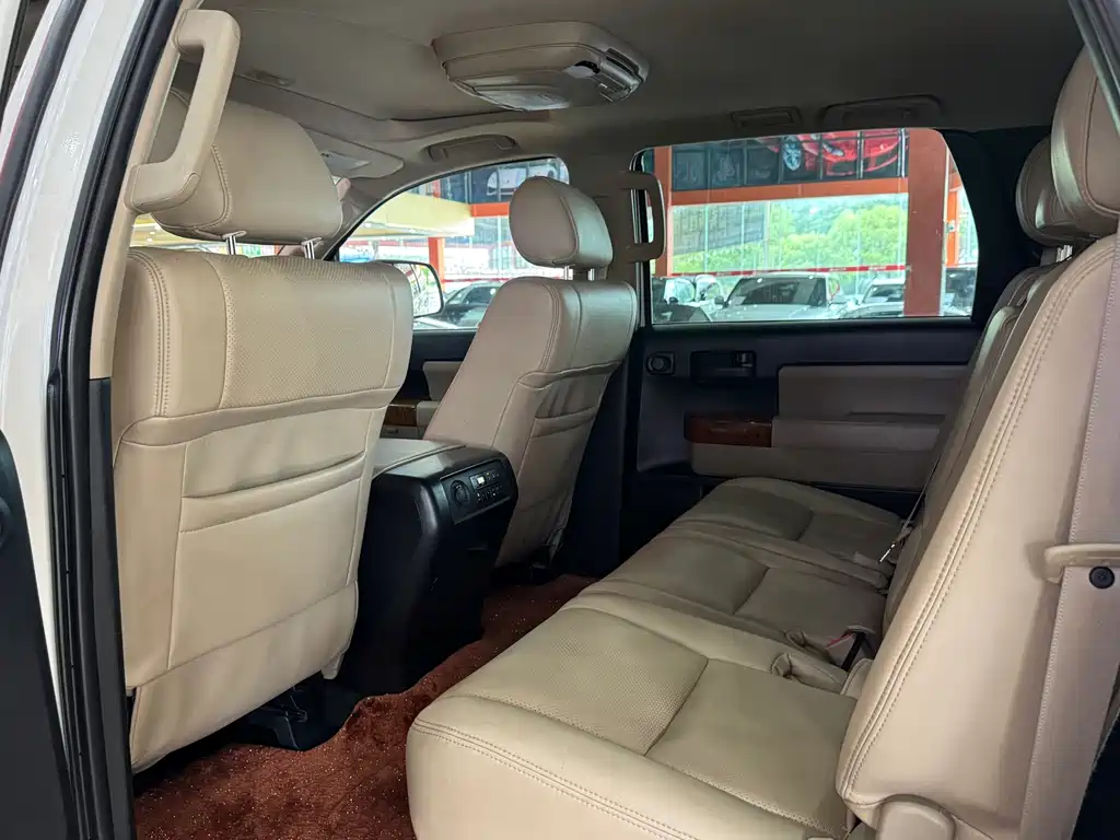 Toyota Sequoia 2016 — фото 13