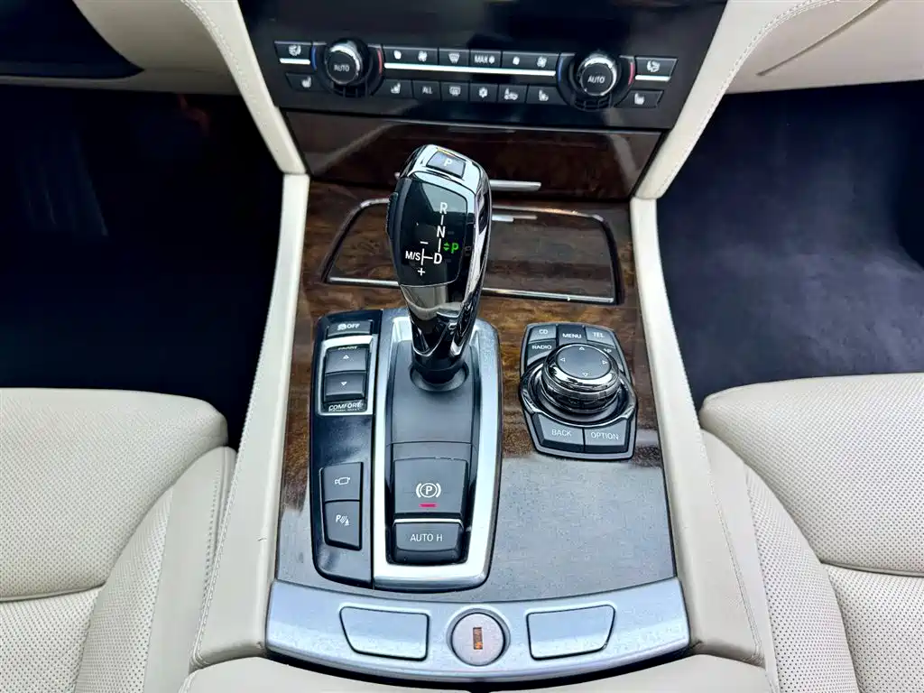 BMW 7 Series 2011 — фото 14