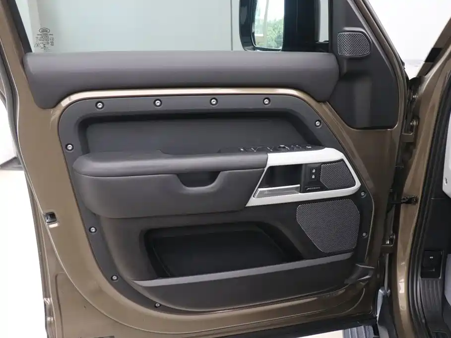 Land Rover Defender 2022 — фото 17