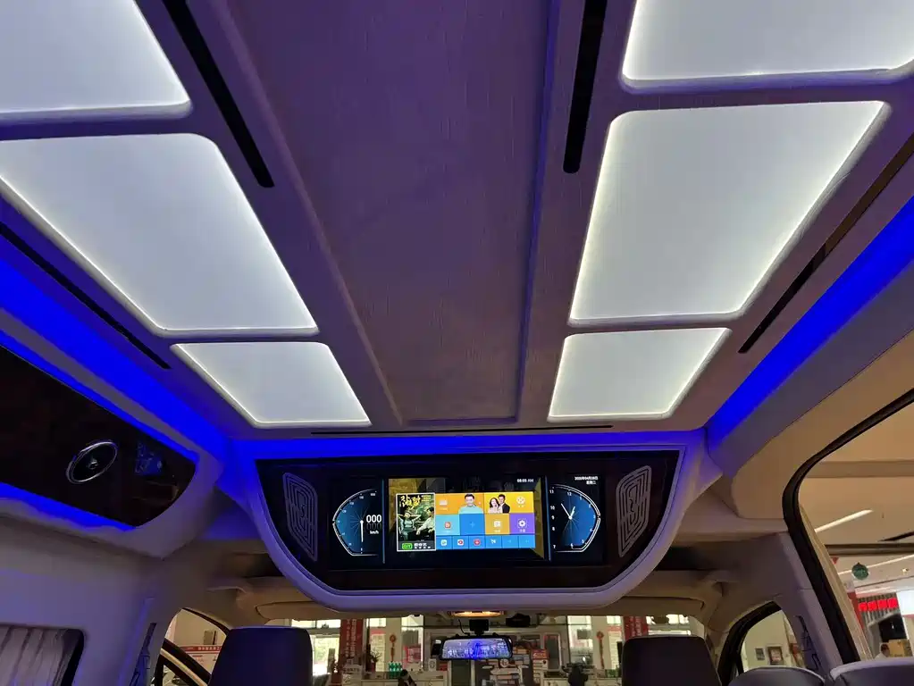 Toyota Hiace 2021 — фото 18