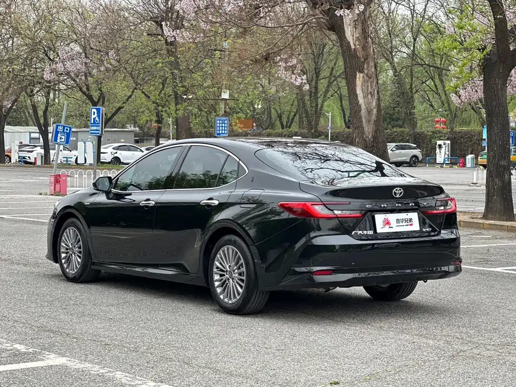 Toyota Camry 2024 — фото 11