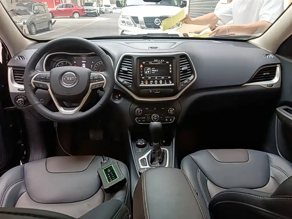 Jeep Cherokee 2015 — фото 10