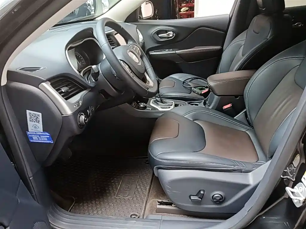 Jeep Cherokee 2015 — фото 15