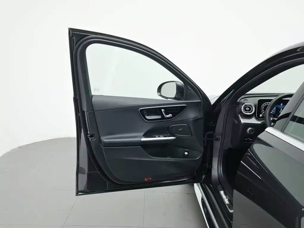 Mercedes-Benz C-Class 2023 — фото 8