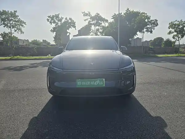 Tesla Model Y 2025