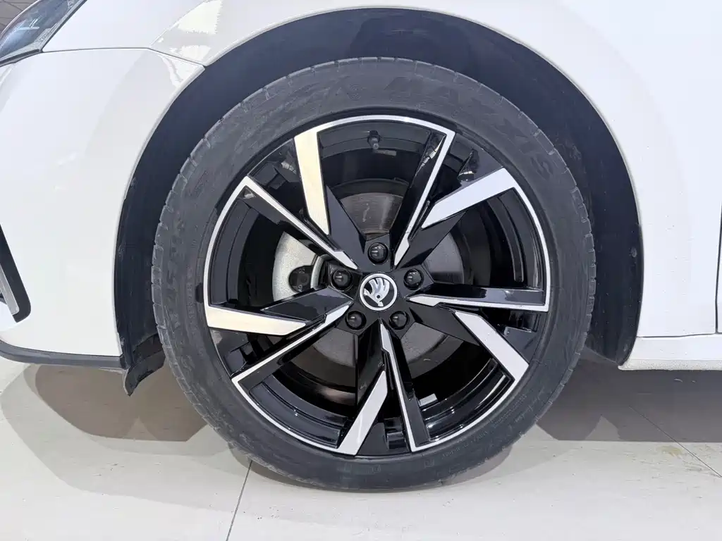 Skoda Octavia 2023 — фото 17