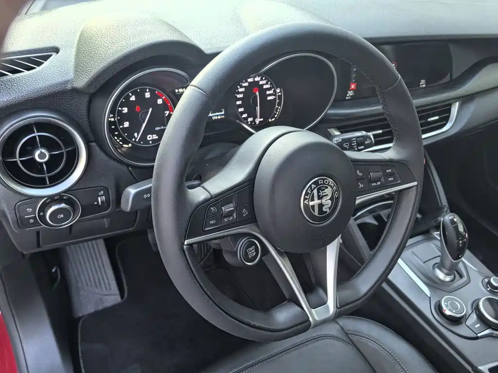 Alfa Romeo Stelvio 2018 — фото 20