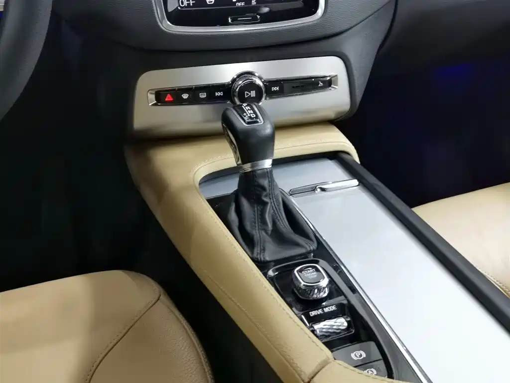 Volvo XC90 2018 — фото 13