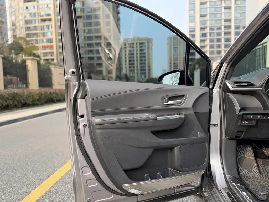 Toyota Sienna 2023 — фото 15