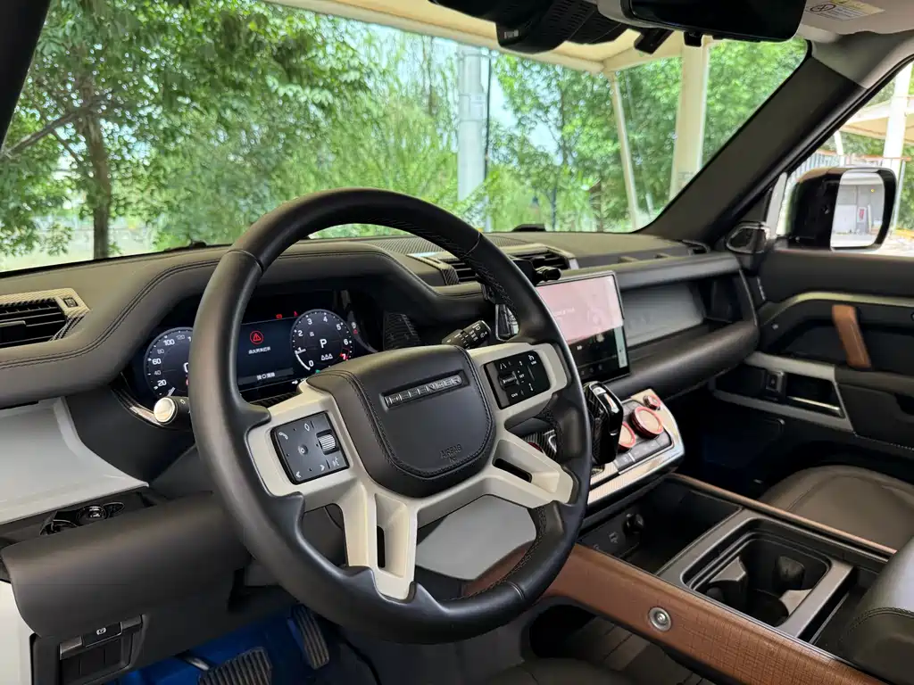 Land Rover Defender 2023 — фото 17