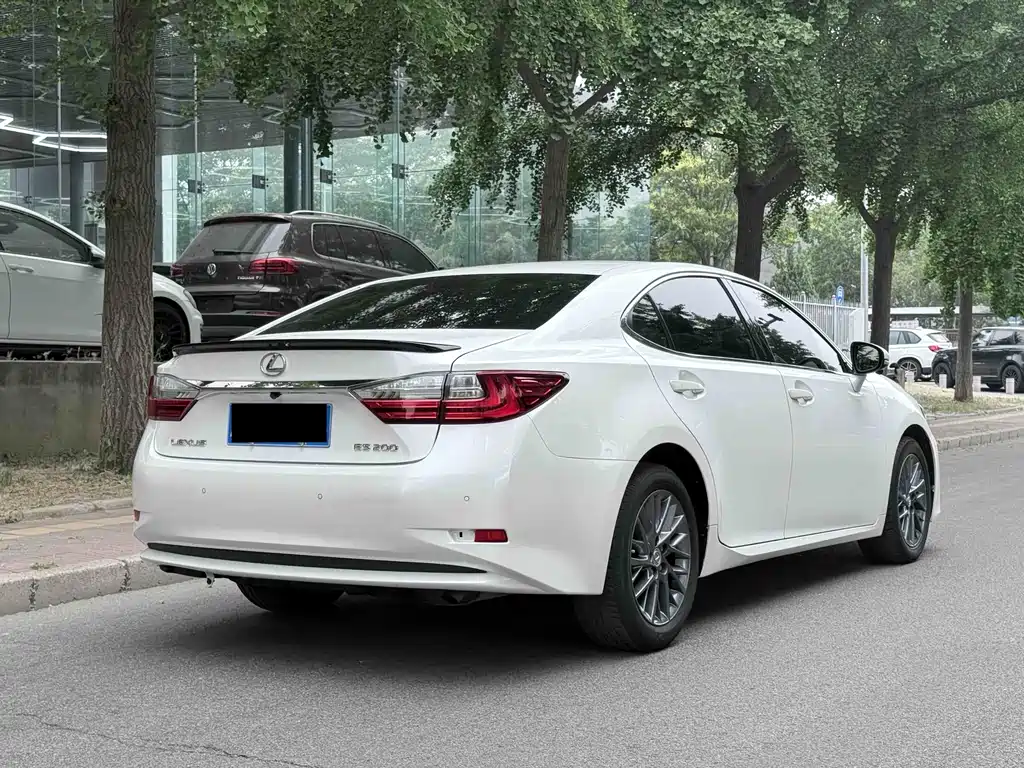 Lexus ES 2017 — фото 18