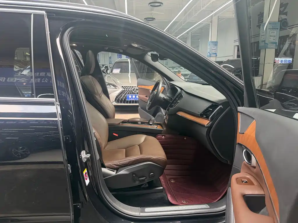Volvo XC90 2022 — фото 15