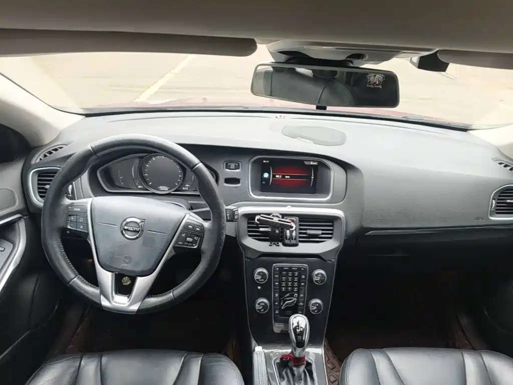Volvo V40 2017 — фото 10