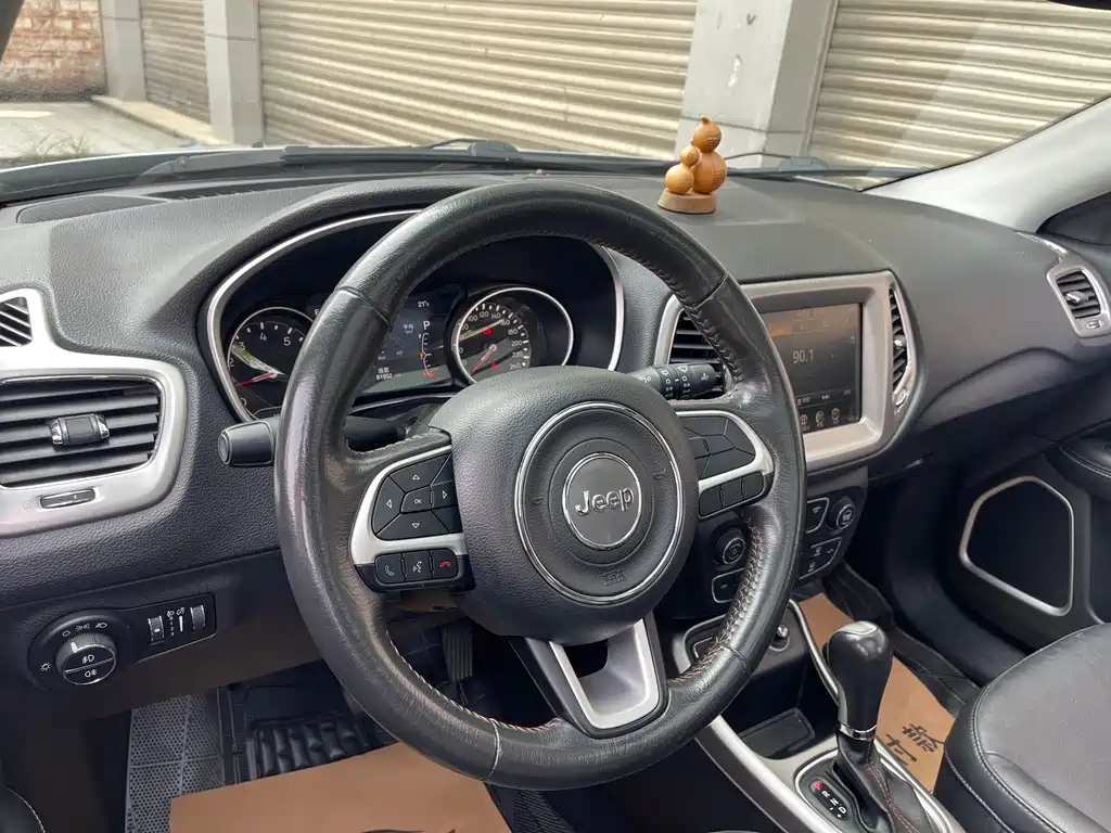 Jeep Compass 2018 — фото 10