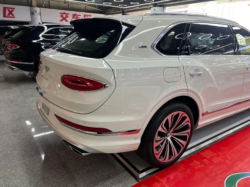 Bentley Bentayga — фото 18