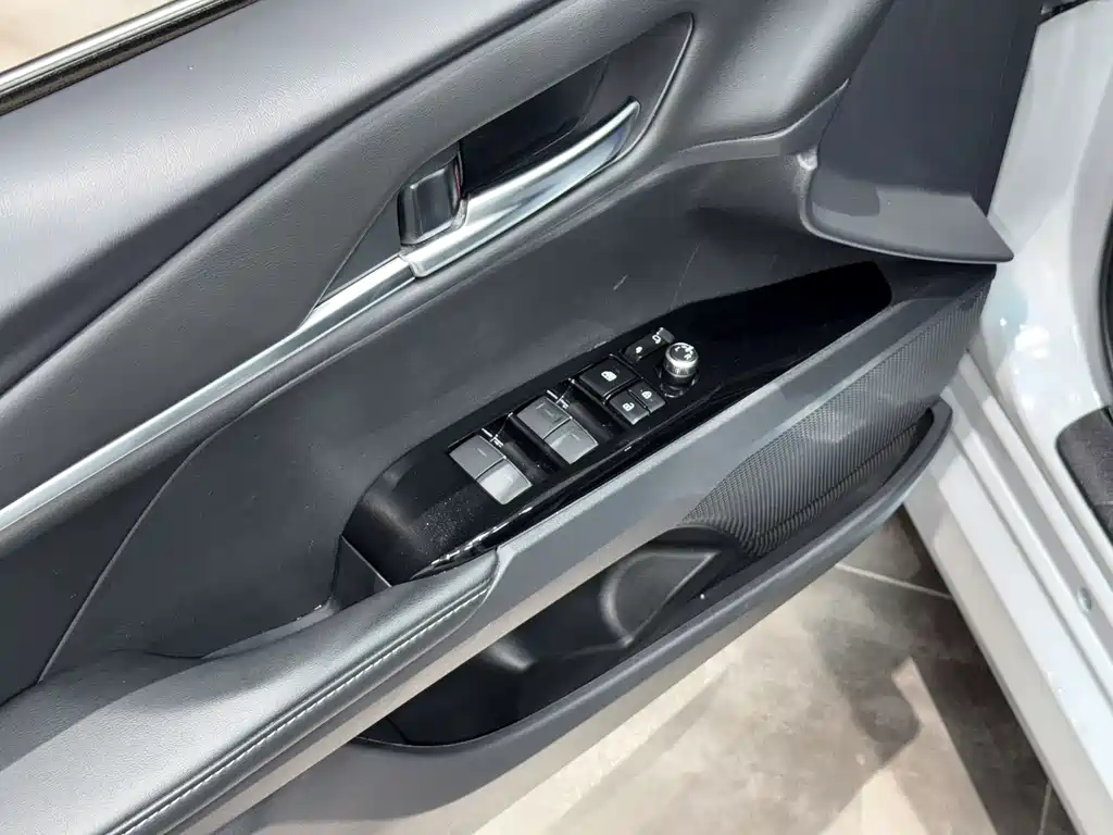 Toyota Camry 2025 — фото 15