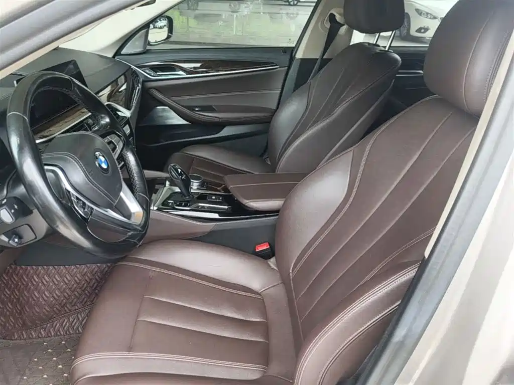 BMW 5 Series 2019 — фото 15