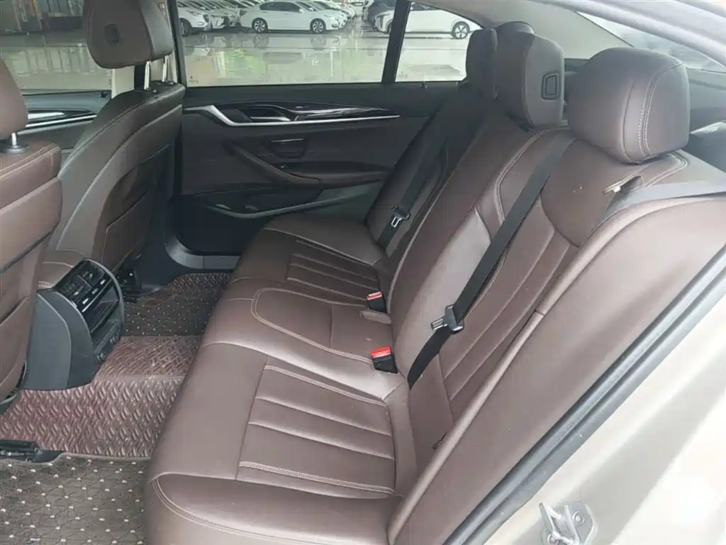 BMW 5 Series 2019 — фото 17