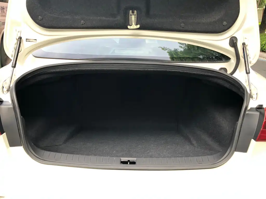 Infiniti Q50L 2015 — фото 16
