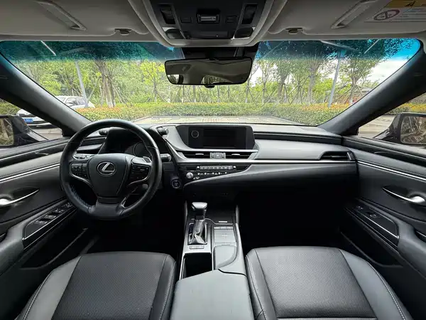 Lexus ES 2020