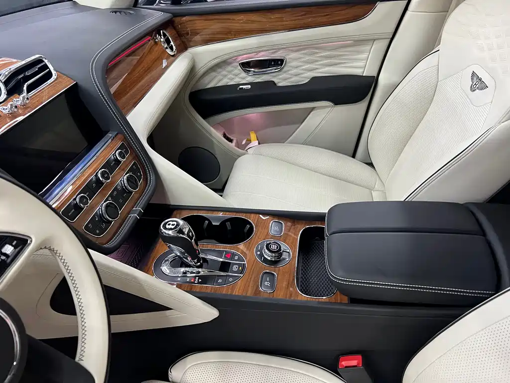 Bentley Bentayga — фото 15