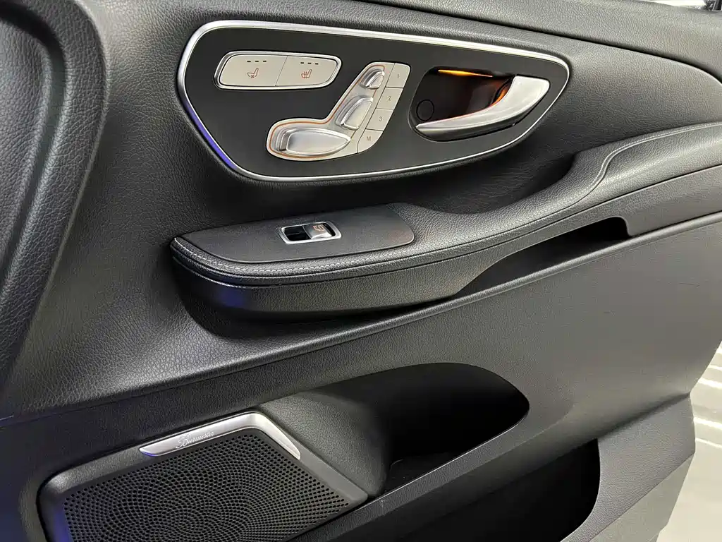 Mercedes-Benz V-Class 2018 — фото 18