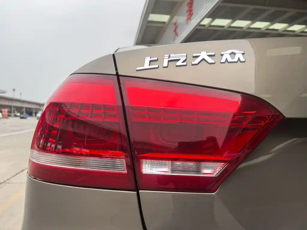 Volkswagen Passat 2015 — фото 11